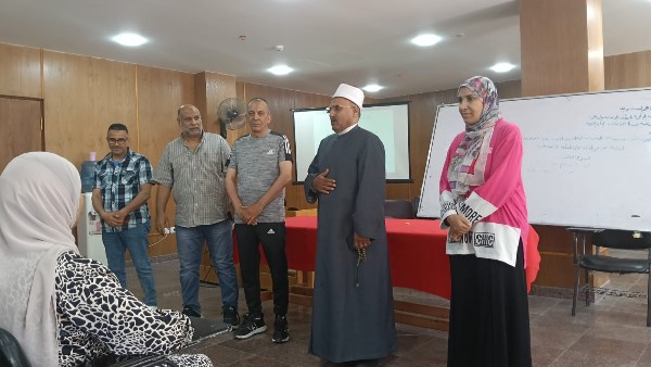 رئيس المنطقة الأزهرية بالإسماعيلية يتابع البرنامج التدريبي لمعلمي الرياضيات الجدد