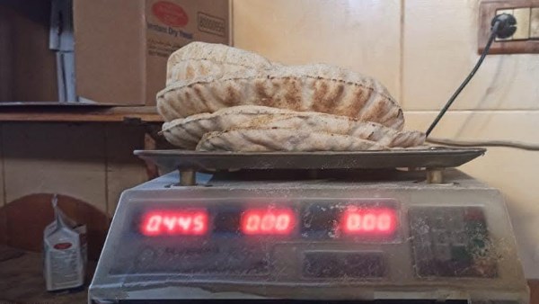 ضبط تجار باعوا سلعا تموينية بالسوق السوداء في دمنهور