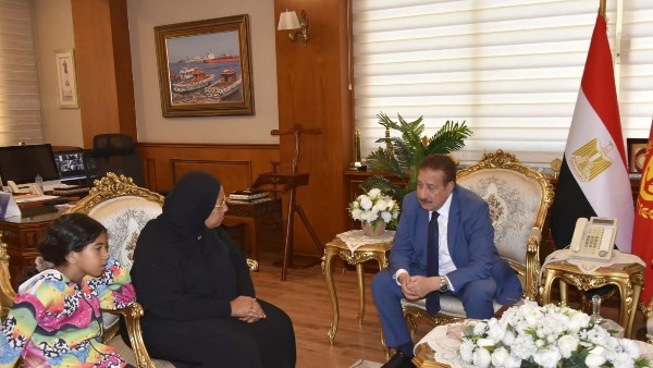 عقب استغاثتها على التواصل.. محافظ بورسعيد يستقبل “أم إسلام” ويوجه بصرف إعانة مالية فورية وتوفير مواد غذائية