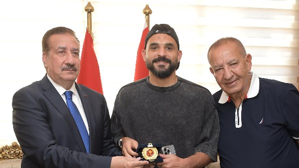 محافظ بورسعيد يقرر صرف مكافأة مالية لفريق المصري للتتويج بكأس العاصمة | صور