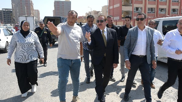 محافظ بورسعيد يتفقد محيط قصر الثقافة ويتابع أعمال التشجير وزراعة الجزر الوسطى ونباتات البونسيانا بمحيط قصر الثقافة