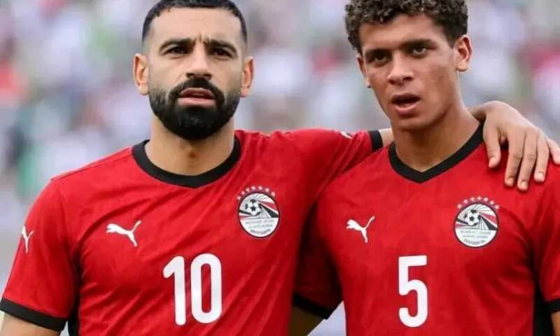هدية خاصة من محمد صلاح لحمزة عبدالكريم في معسكر منتخب مصر قبل كأس العالم