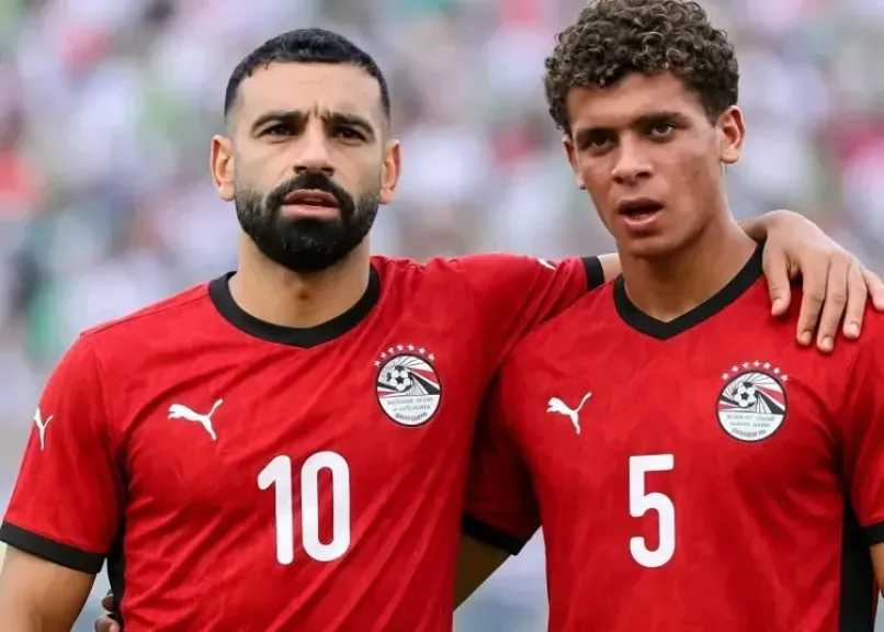 هدية خاصة من محمد صلاح لحمزة عبدالكريم في معسكر منتخب مصر قبل كأس العالم