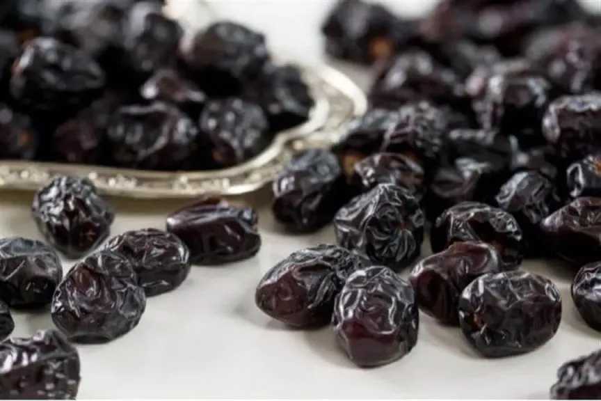 تفسير حلم البلح الأسود في المنام.. دلالات أكل البلح الرطب وتوزيعه لدى كبار العلماء