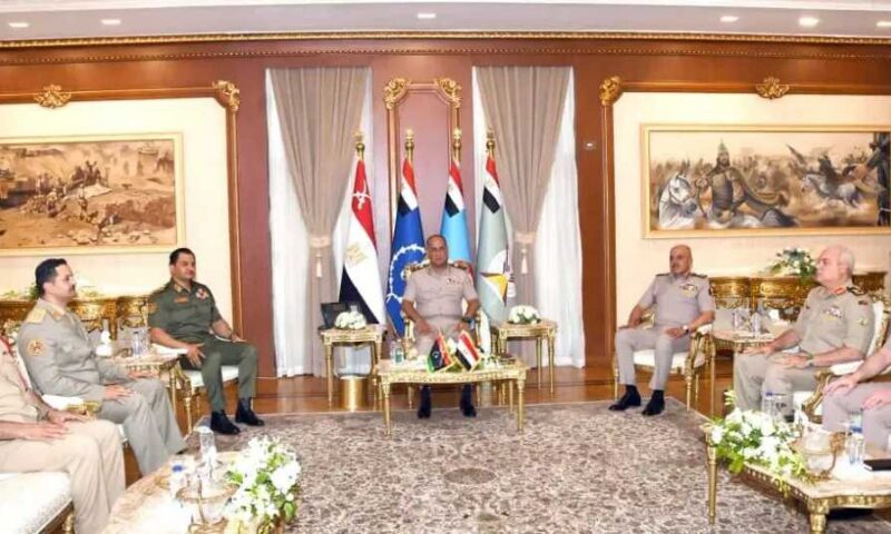 وزير الدفاع يلتقي نائب القائد العام للجيش الوطني الليبي ورئيس الأركان العامة للجيش الوطني الليبي