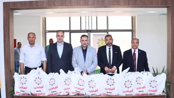 بحضور المحافظ.. توزيع لحوم الأضاحي على عمال النظافة بمدينة دمياط
