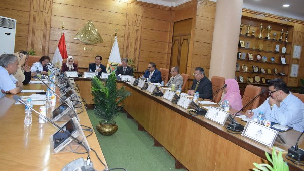 رئيس جامعة بنها يترأس اجتماع لجنة المنشآت لمتابعة تنفيذ مشاريع الخطة الاستثمارية