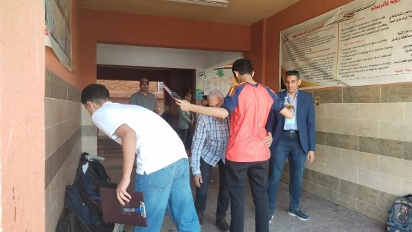 استبعاد رئيس لجنة بنها من أعمال الامتحانات لسماحه بدخول كاميرات تصوير