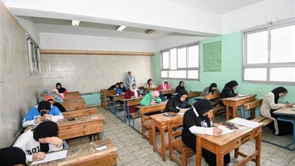 إحالة طالب للشئون القانونية بعد محاولته تصوير الامتحان وإرساله لوالدته بالخصوص