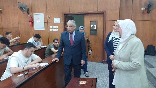 رئيس جامعة طنطا يجري جولة تفقدية لمتابعة سير امتحانات الفصل الدراسي الثاني