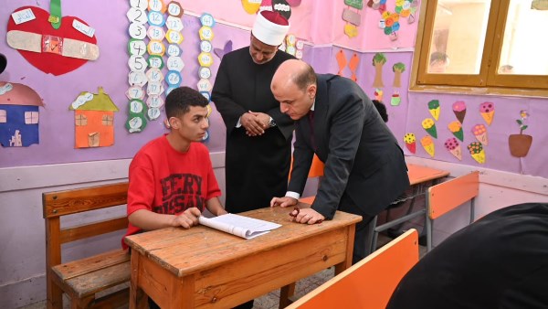محافظ الغربية يتفقد امتحانات الثانوية الأزهرية أدبي بصحبة رئيس قطاع المعاهد