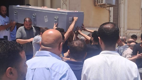 الحزن يسيطر على حسني عبد ربه في جنازة وداع خاله بالمحلة.. فيديو وصور