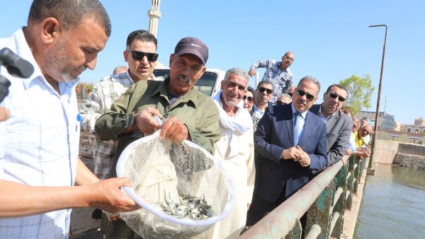 محافظ الشرقية يشهد إطلاق مليون زريعة أسماك ببحر مويس بالزقازيق
