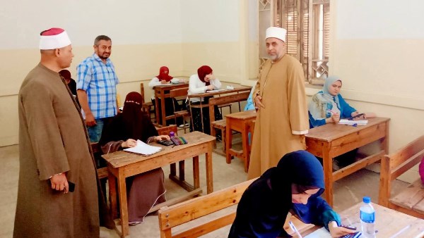 رئيس المنطقة الشرقية الأزهرية يتابع سير امتحانات الشهادة الثانوية بمقر لجنة معهد النحال الابتدائي