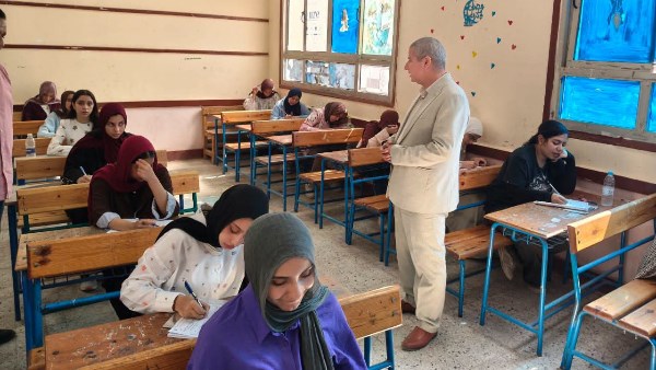 الالتزام بالضوابط الامتحانية.. وكيل أول تعليم الشرقية يتفقد لجان الإعدادية بفاقوس