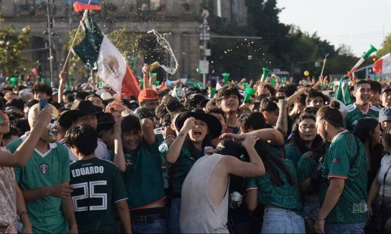 “القمامة” تغزو شوارع المكسيك بعد تأهل المنتخب إلى الدور الثاني