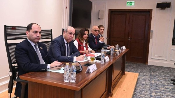 يبحث دعم الشركات الخاصة.. وزير الطيران يشارك في اجتماعات لجنة بـ”النواب”