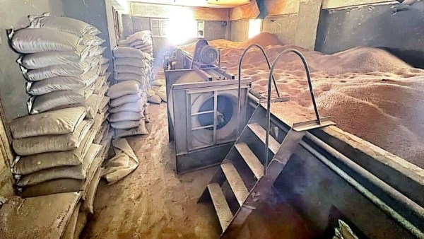 ضبط كمية كبيرة من الأعلاف مجهولة المصدر داخل مصنع بالمنوفية