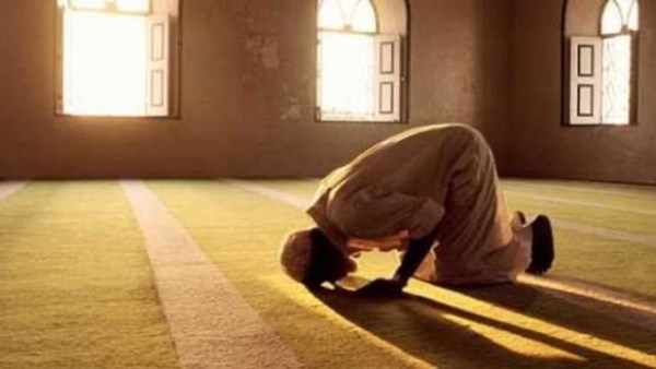 هل تأخير الصلاة بسبب العمل عذر شرعي؟ أمين الفتوى يجيب