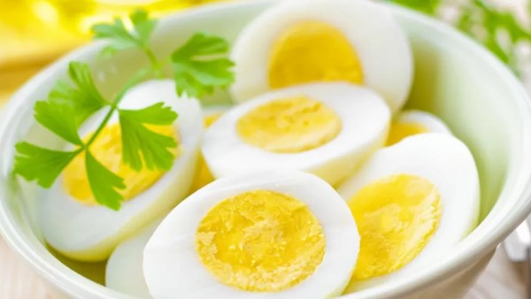 سعره وصل 70 جنيها.. هل البيض خطير لمرضى السكر والقولون؟
