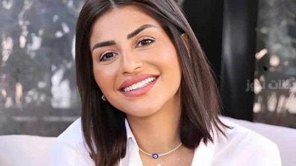 منة فضالي تستمتع بأجواء الصباح برفقة حيوانها الأليف