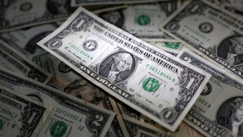 الدولار يسجل أعلى مستوى في 13 شهرا وسط توقعات برفع الفائدة