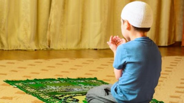 هل يجب تعويد الصبي على الطاعات والعبادات منذ الصغر ؟.. الإفتاء تجيب