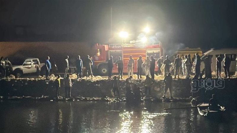لحظة انتشال سيارة ربع نقل سقطت في ترعة المريوطية والبحث عن مفقودين (صور)