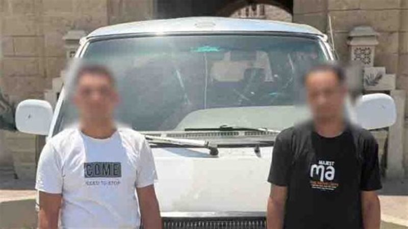 ضبط سائق ميكروباص سمح لشخص بالتعلق خلف السيارة وتعريض حياته للخطر بالقاهرة