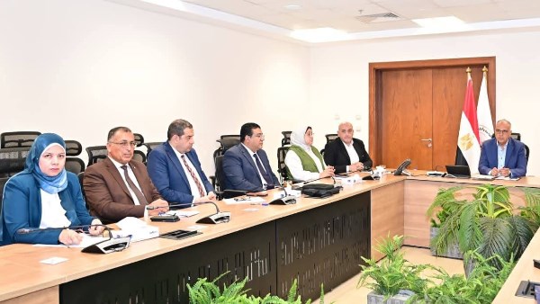 وزير الري يتابع تنفيذ المشروع القومي لتأهيل المنشآت المائية