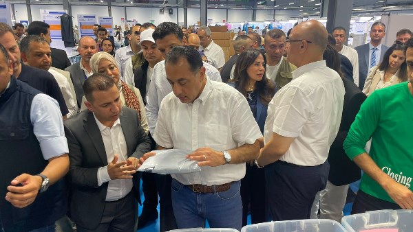 رئيس الوزراء يتفقد مصنع ملابس جاهزة بالإسكندرية ويؤكد دعم الصناعة الوطنية