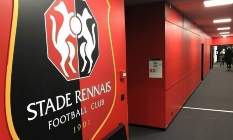 كارثة.. لاعب نادي رين يتحول إلى لص ويسرق الهواتف في فرنسا