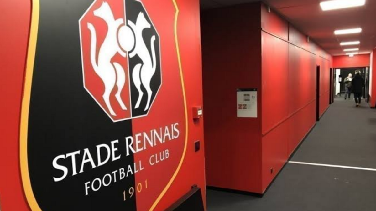 كارثة.. لاعب نادي رين يتحول إلى لص ويسرق الهواتف في فرنسا