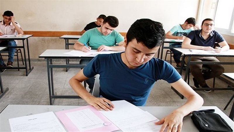 طلاب الثانوية العامة بالإسماعيلية يؤدون اليوم امتحانات اللغة الأجنبية الثانية والاقتصاد والإحصاء