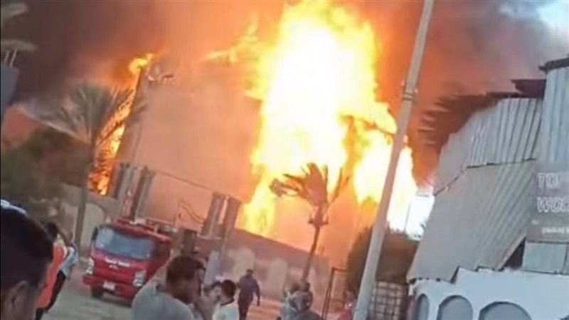 السيطرة على حريق محدود بمخلفات داخل مبنى بالخصوص