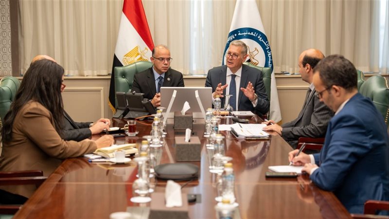 لجنة مشتركة بين “البترول ” و”الاستثمار” لتعزيز فرص تمويل مشروعات القطاع