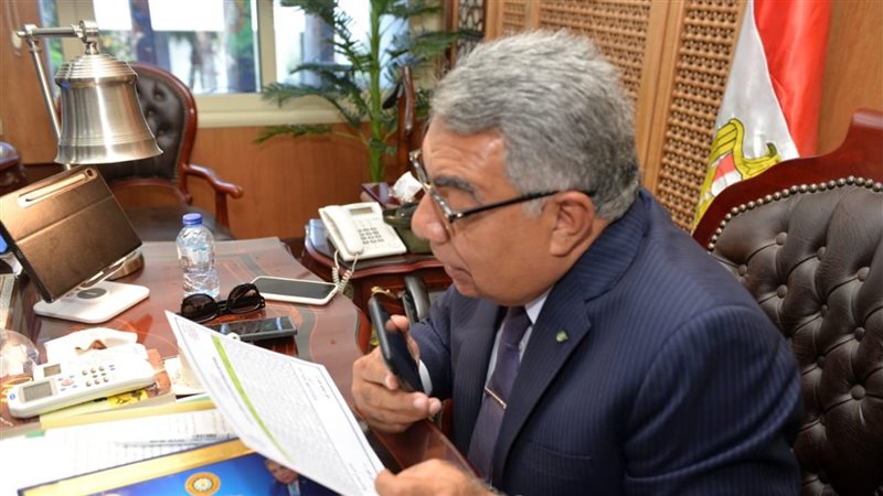 محافظ الدقهلية يجري اتصالا بأوائل الإعدادية لتهنئتهم