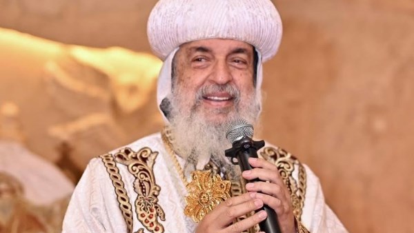 الأنبا مقار يحيط طلبة الثانوية العامة بالصلاة قبل ماراثون الامتحانات.. صور