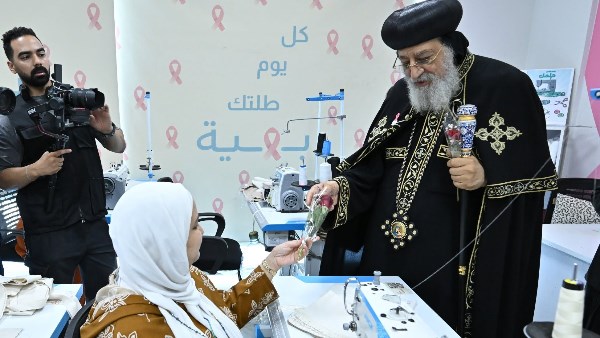 البابا تواضروس يزور مستشفى بهية.. ويدعو لتعزيز التعاون المجتمعي | صور