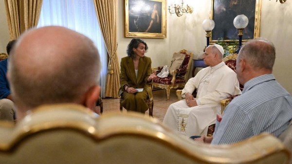 بابا الفاتيكان يلتقي ضحايا الانتهاكات بإسبانيا ويؤكد التزام الكنيسة بمسيرة الشفاء والحماية