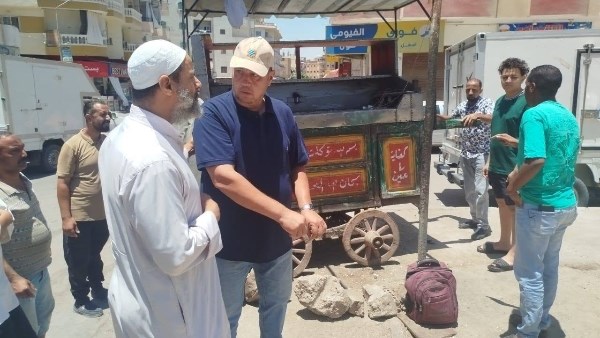 استجابة لشكوى مواطن.. حي شمال الغردقة يزيل إشغالات ومخالفات بشارع الشهر العقاري القديم