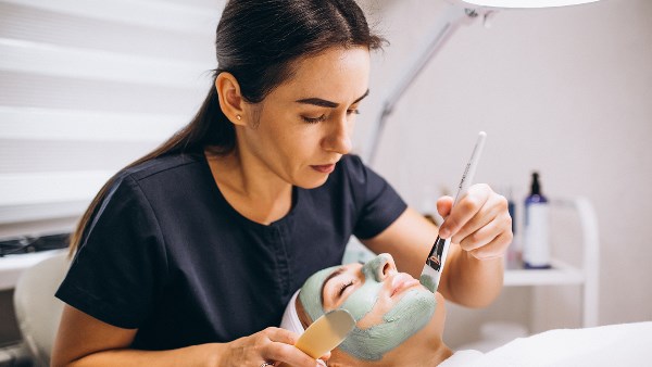 سقوط إمبراطورية التجميل الفاخرة.. إحالة سيدة أعمال للجنايات- خاص