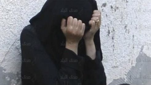 أصيب بجروح.. مريضة نفسيا تعتدي على عامل يقطعة زجاج بالهرم