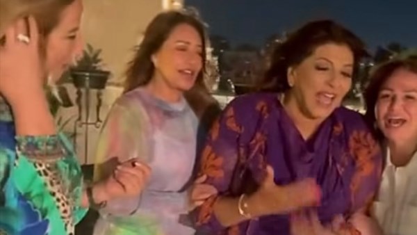 إلهام شاهين تحتفل بعيد ميلاد «هالة صدقي» رفقة ليلى علوي وإيناس الدغيدي | شاهد