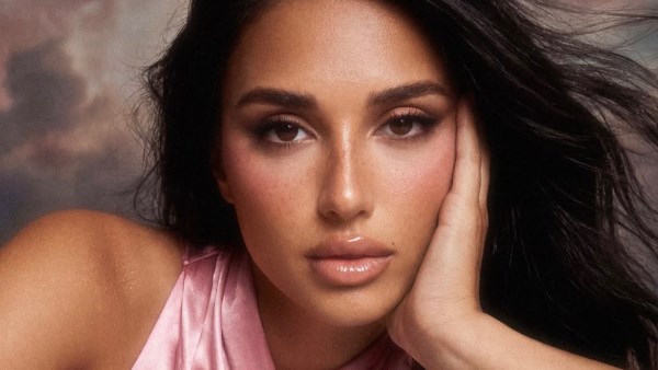 آية سماحة تستعرض جمالها بإطلالة انيقة