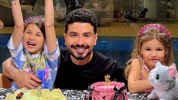 الفنان محمد أنور في أحدث ظهور عبر الفيس بوك رفقة زوجته وابنتيه .. شاهد