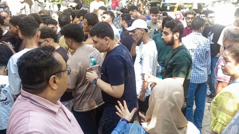 طلاب الثانوية العامة بأسيوط يحملون زجاجات المياه لمواجهة ارتفاع الحرارة قبل دخول اللجان (فيديو)