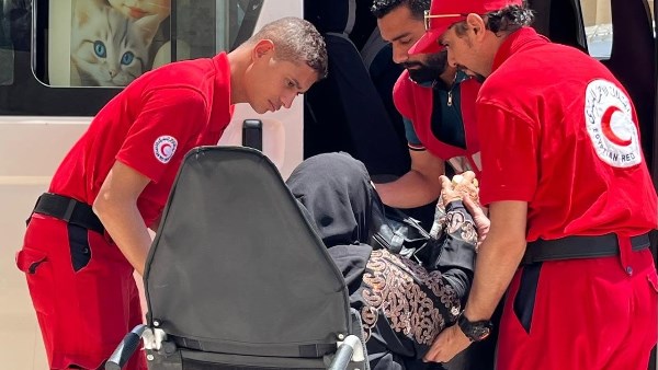 الهلال الأحمر المصري  يستقبل الدفعة 48 من المصابين الفلسطينيين