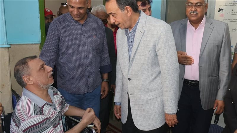 محافظ سوهاج يتفقد قافلة تركيب الأطراف الصناعية مجانا بمستشفى الهلال الأحمر