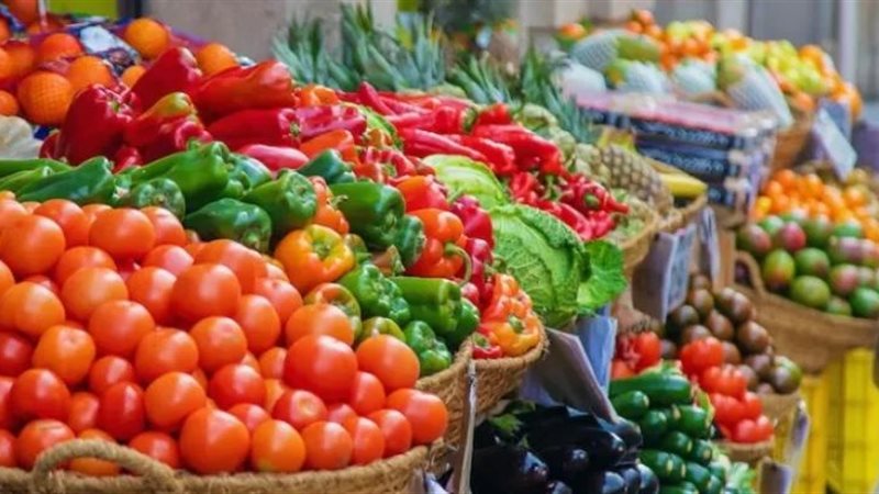 الطماطم بـ 12 جنيها والفلفل الرومي بـ 13، أسعار الخضار في سوق العبور اليوم الإثنين